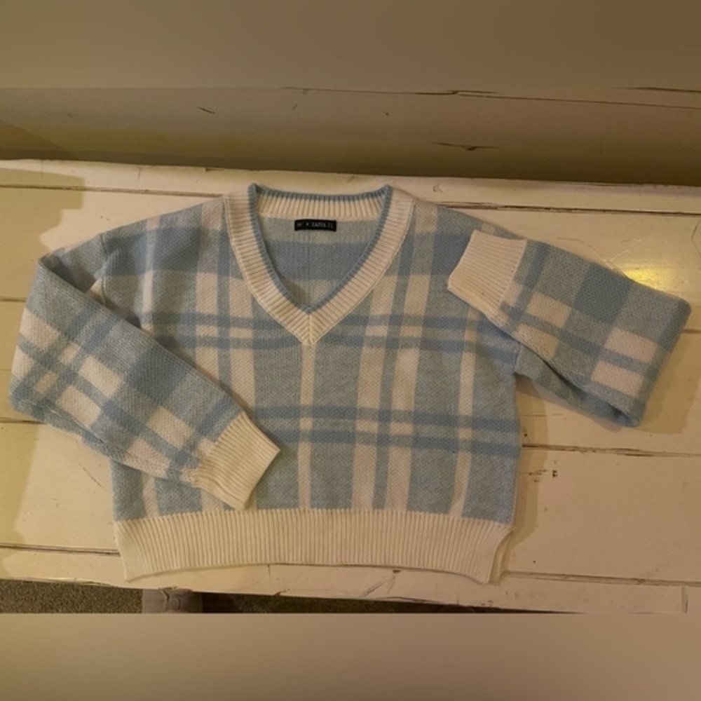 Zaful cute blue/ white vneck sweater